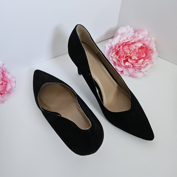 Black Pointed Toed Heels - Picture 3 of 6